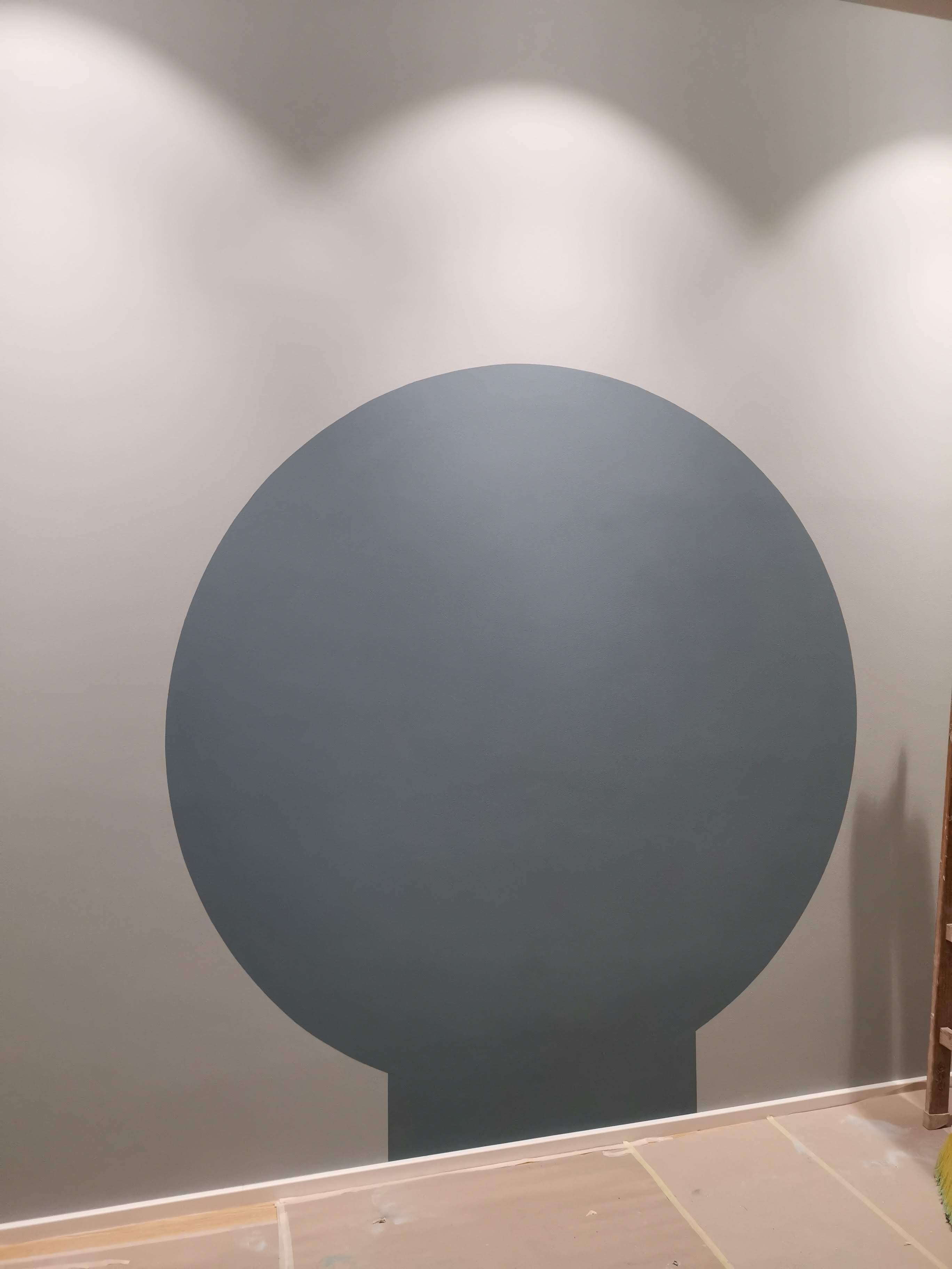Innenansicht eines großen gemalten grauen Kreises auf einer weißen Wand